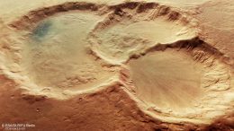 在火星透视图的古老火山口三联网