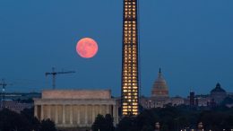丰收的月亮升起在华盛顿