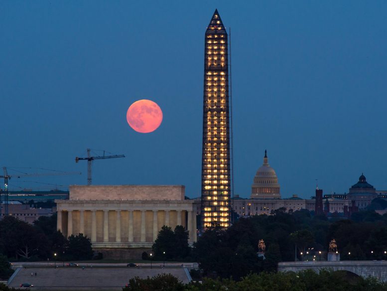 丰收的月亮升起在华盛顿