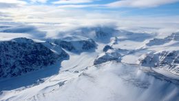 格陵兰岛西部海岸的冰雪覆盖的山脉