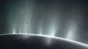 插图显示cassini潜水通过Enceladus羽毛