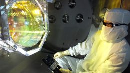 麻省理工学院物理学家LIGO镜子