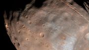 火星月亮从滚石的滚石滚动