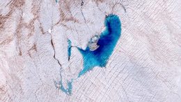 格陵兰冰板表面的熔水湖