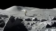 月球上布满了陨石坑和岩石