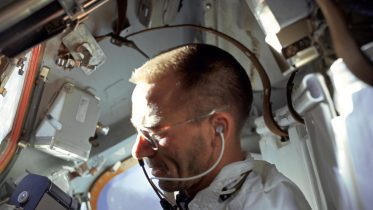 美国宇航局宇航员沃尔特·坎宁安用费雪太空笔写作
