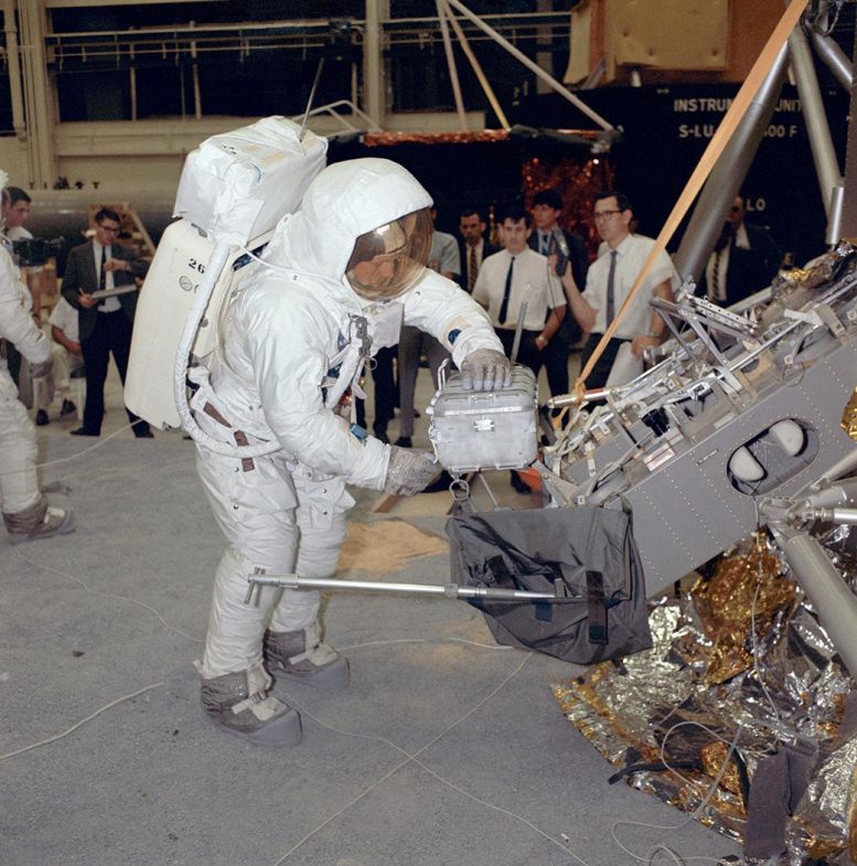 尼尔·阿姆斯特朗阿波罗月球样本返回容器