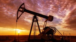 石油和天然气井泵日落