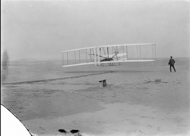 奥维尔·赖特是第一个进行动力控制飞行的人