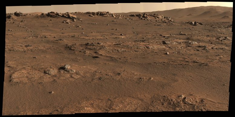 坚忍不拔火星陨石坑地面断裂粗糙全景图