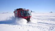 科学家们踏上了极端南极跋涉