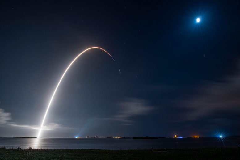 SpaceX猎鹰9号火箭发射货龙飞船