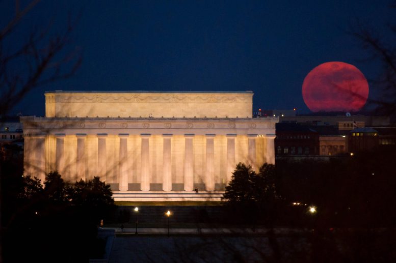 林肯纪念堂上的超级月亮