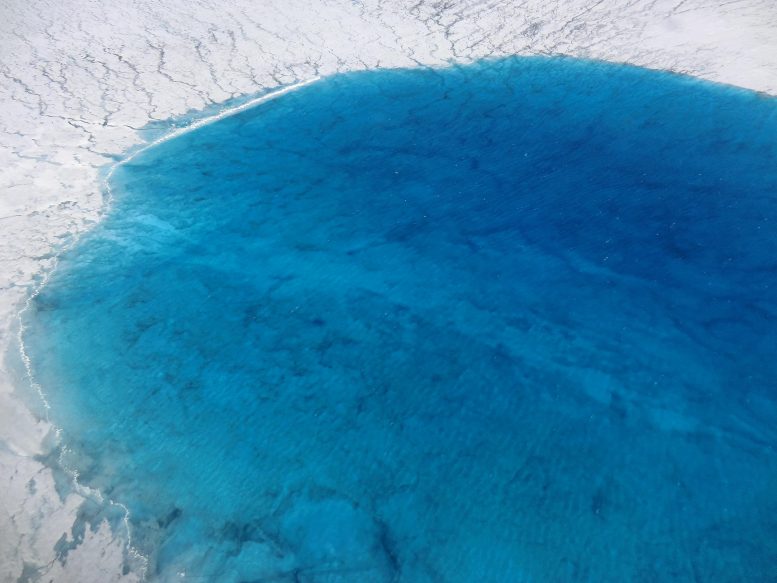 在格陵兰冰盖的表面湖