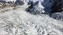 加拿大圣埃莱亚斯山的冰川飙升
