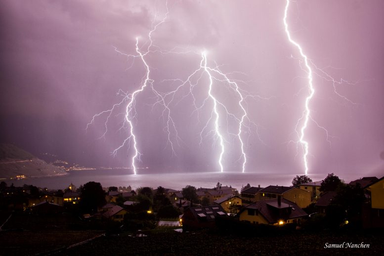 瑞士日内瓦湖上空的雷暴