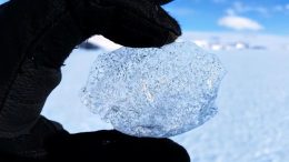 在冰中发现气泡