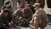 美国士兵对阿富汗国民军士兵讲话