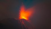 火山喷射熔岩