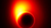 M87中的黑洞扭曲了事件视界附近喷射流的外观