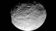 广泛的低谷系统包围Vesta的赤道地区